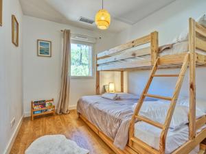 een slaapkamer met twee stapelbedden en een raam bij Holiday Home Villa Cano by Interhome in Lacanau-Océan