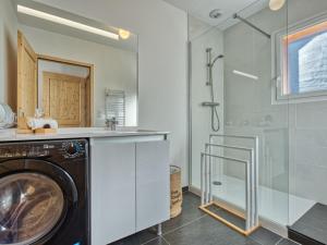 een wasmachine in een badkamer met een douche bij Holiday Home Villa Cano by Interhome in Lacanau-Océan +28 foto's