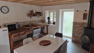 FourbanneにあるLa cabane du pédaleurのテーブルとキッチンのあるダイニングルーム