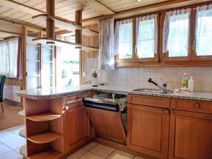 Dapur atau dapur kecil di Apartment Eisiboden by Interhome +20 gambar