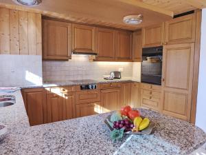 Dapur atau dapur kecil di Apartment Eisiboden by Interhome