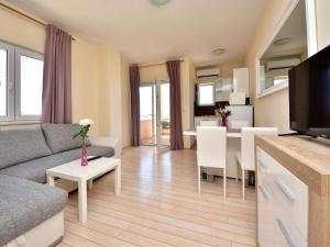 Televisyen dan/atau pusat hiburan di Apartment Melandura-5 by Interhome