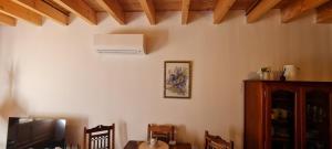 a room with a table and a tv and a ceiling at The Lodge Gite 3 Star in Saint-Privat-des-Prés