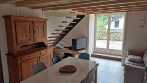FourbanneにあるLa cabane du pédaleurのダイニングルーム(テーブル、階段付)