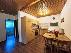 Cuisine ou kitchenette dans l'établissement Apartment Mittagskogel by Interhome
