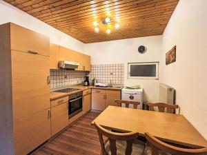 Cuisine ou kitchenette dans l'établissement Apartment Mittagskogel by Interhome