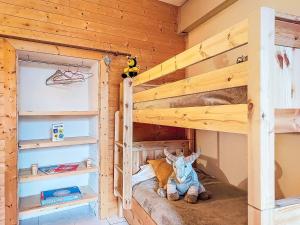 Giường tầng trong phòng chung tại Apartment Au Bon Coin by Interhome