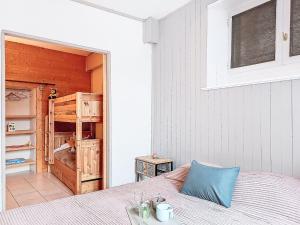 Giường trong phòng chung tại Apartment Au Bon Coin by Interhome