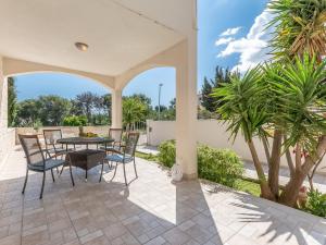 En balkon eller terrasse på Apartment Villa 2 Pools-6 by Interhome