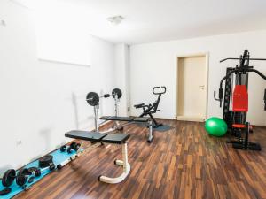 Fitnesscentret og/eller fitnessfaciliteterne på Apartment Villa 2 Pools-6 by Interhome