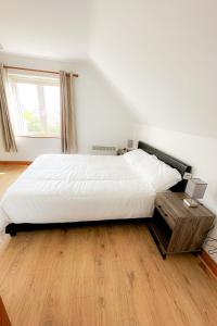 une chambre avec un grand lit blanc et un parquet dans l'établissement Holiday Home Brittas Bay Holiday Village No 7 by Interhome, à Brittas Bay 10 autres photos