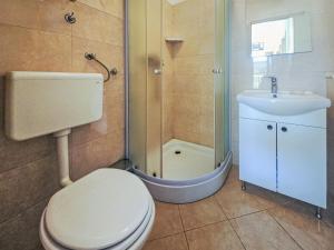 ein Badezimmer mit Toilette, Waschbecken und Dusche in der Unterkunft Holiday Home Palada by Interhome in Marina