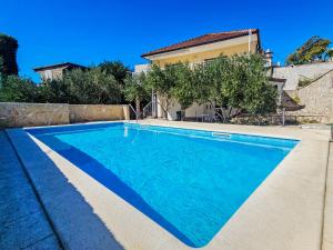 ein Swimmingpool vor einem Haus in der Unterkunft Holiday Home Palada by Interhome in Marina
