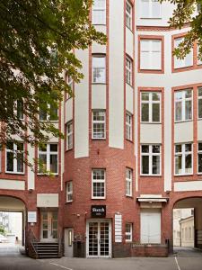 Budova, kde se aparthotel nachází + 26 fotografií