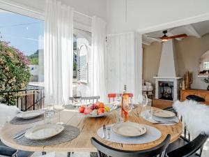 ein Esszimmer mit einem Tisch und einer Obstschale in der Unterkunft Holiday Home Olivia by Interhome in Fontilles