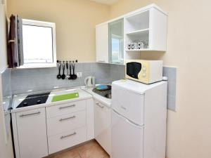 Dapur atau dapur kecil di Apartment Melandura-7 by Interhome