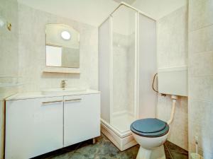 Bilik mandi di Apartment Melandura-7 by Interhome +22 gambar