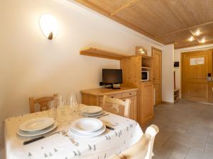 Kuchyň nebo kuchyňský kout v ubytování Apartment Residence gli Scoiattoli-3 by Interhome