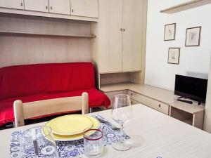 TV a/nebo společenská místnost v ubytování Studio Tigli-2 by Interhome + 14 fotografií