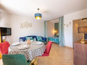 sala de estar con mesa con sillas y sofá en Studio Le Riviera-2 by Interhome, en Sainte-Maxime 22 fotos más