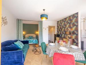 Una sala de estar con una mesa y una cama. en Studio Le Riviera-2 by Interhome, en Sainte-Maxime