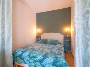 un dormitorio con una cama con dos almohadas. en Studio Le Riviera-2 by Interhome, en Sainte-Maxime