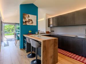 Η κουζίνα ή μικρή κουζίνα στο Holiday Home Woodhouse Domaso by Interhome