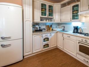 eine Küche mit weißen Schränken und einem weißen Kühlschrank in der Unterkunft Holiday Home Aleksa by Interhome in Šibenik