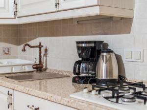 eine Kaffeemaschine auf dem Herd in der Küche in der Unterkunft Holiday Home Aleksa by Interhome in Šibenik