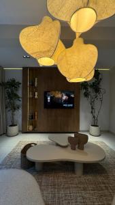 a living room with a table and a tv at Skylar in Trofwi