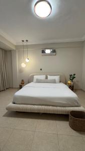 a bedroom with a large bed with a white bedspread at Skylar in Trofwi