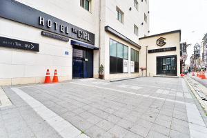 pusta ulica przed hotelem w obiekcie The ciel w mieście Gyeongju +7 zdjęć