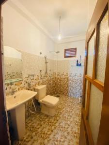 Ένα μπάνιο στο Nethmin Home Stay