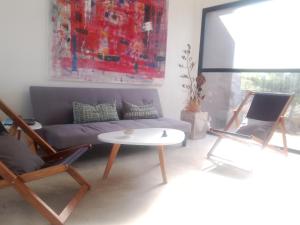 een woonkamer met een bank en een tafel bij HOMU DEP - Vista al mar in Puerto Deseado