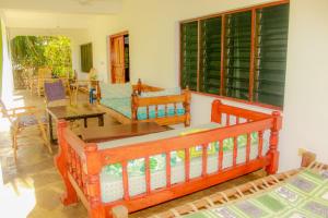 una sala de estar con un sofá y una mesa en Mwazhouse, en Watamu
