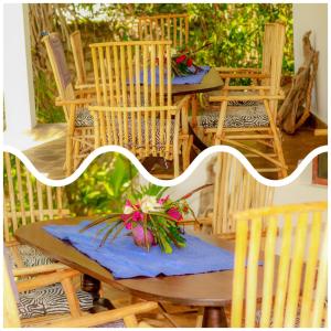 una mesa con sillas y un arreglo floral. en Mwazhouse, en Watamu