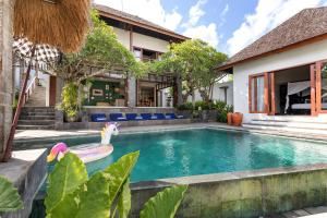 - une piscine en face d'une maison avec un jouet dans l'établissement Jabunami Villa, à Canggu 90 autres photos