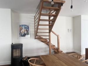 Fotografie z fotogalerie ubytování Top-Floor APT with Balcony & Sea View in Visby v destinaci Visby