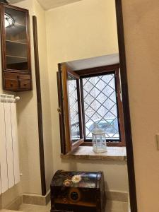 a bathroom with a window and a suitcase in a room at iL CASALE DI ROCCO in Castel SantʼAngelo