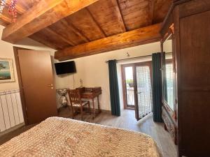 a bedroom with a bed and a table and a desk at iL CASALE DI ROCCO in Castel SantʼAngelo