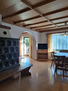 Un televizor și/sau centru de divertisment la Appartement Alpenheim