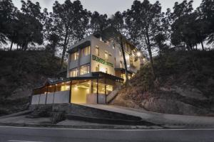 un edificio en la ladera de una colina en Sumer Hotel, en Sarahan