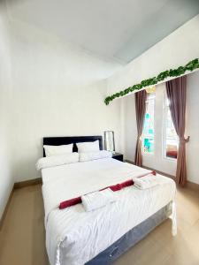 Postel nebo postele na pokoji v ubytování Private Room In Villa 10mins to Nusa Dua Beach Bali