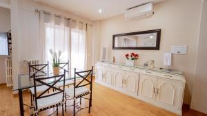 a dining room with a table and a mirror at DreamStay - San Vicente Ferrer Apartamento in Granada