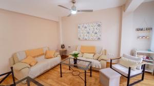 a living room with a couch and a table at DreamStay - San Vicente Ferrer Apartamento in Granada