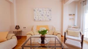 a living room with a couch and a table at DreamStay - San Vicente Ferrer Apartamento in Granada +20 photos