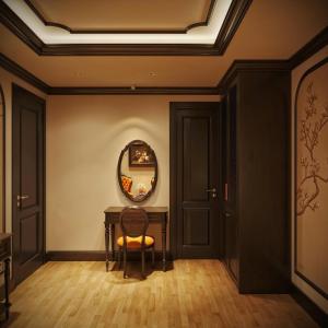 een kleedkamer met een spiegel en een stoel bij Diamond Hotel in Long Biên