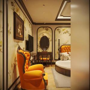 een slaapkamer met een bed en een stoel erin bij Diamond Hotel in Long Biên