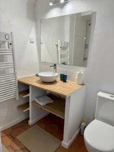 Koupelna v ubytování Auberge du Château de Bezaudun
