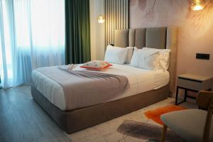 เตียงในห้องที่ Hotel Poem Eforie Nord - Roof Top Pool & Panoramic Sea View +139 ภาพ